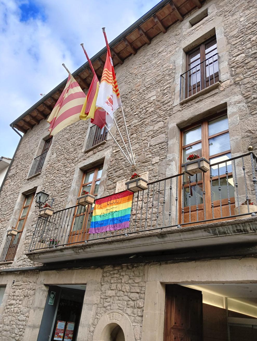 Olost actua contra la LGTFÒBIA